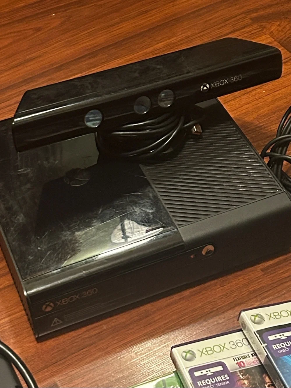 Microsoft Xbox 360 E Console Bundle - Kinect, 2 Controllers, Minecraft & 8 Games